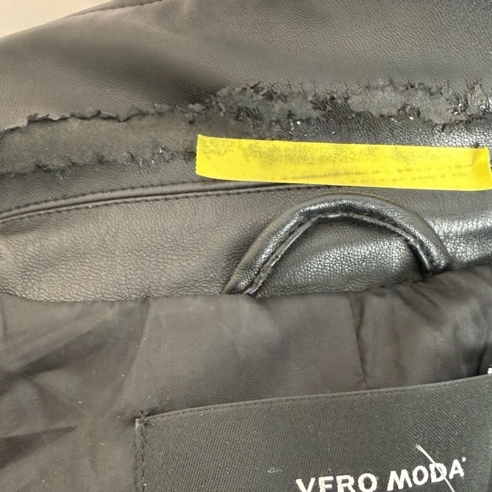 Vero Moda Faux Leather Blazer in Black 2 Button Slit Pockets Size XS NWT-flawed - Picture 3 of 4